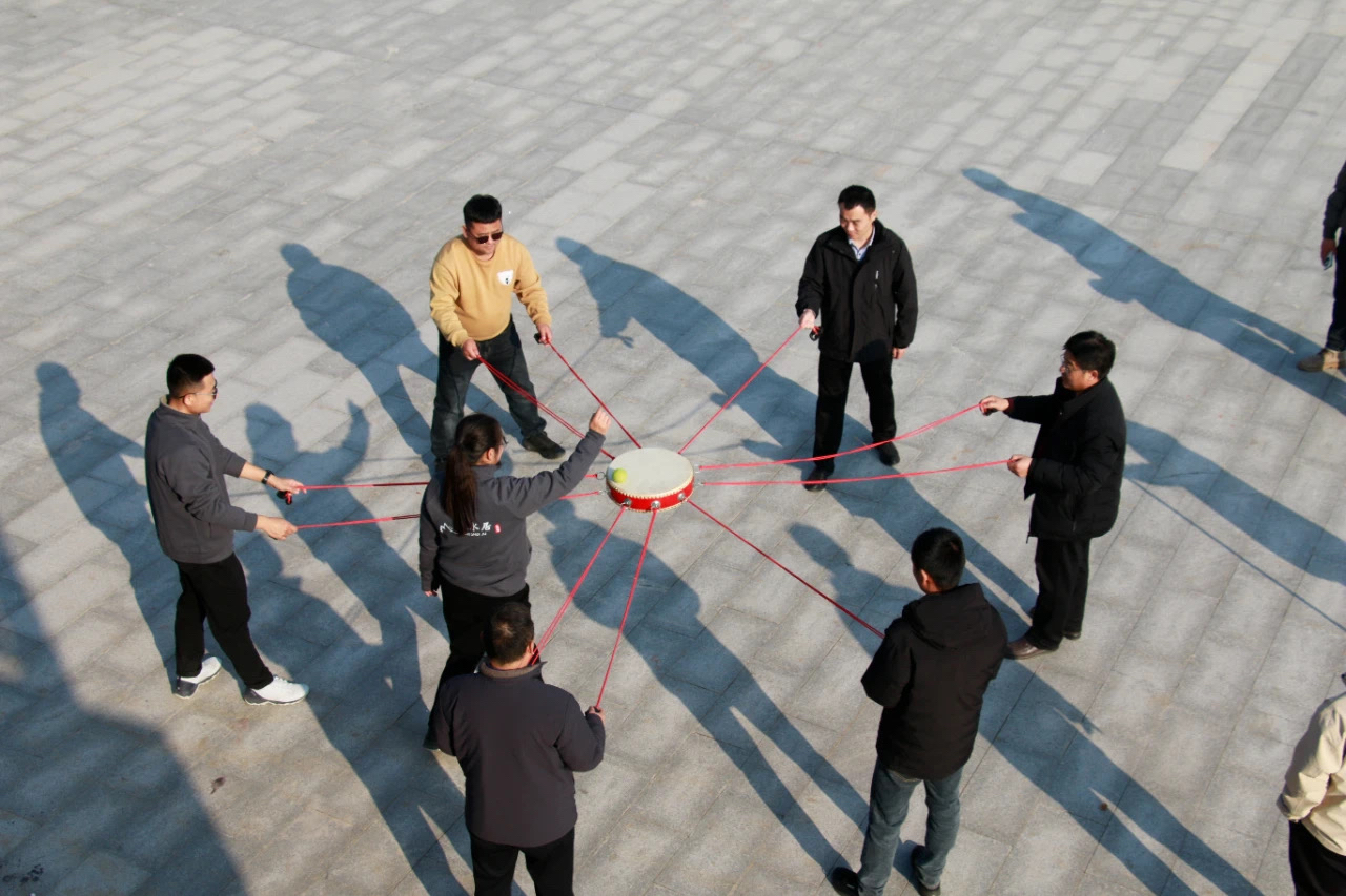 场上技战术运用灵活多样，攻守互补的简单介绍