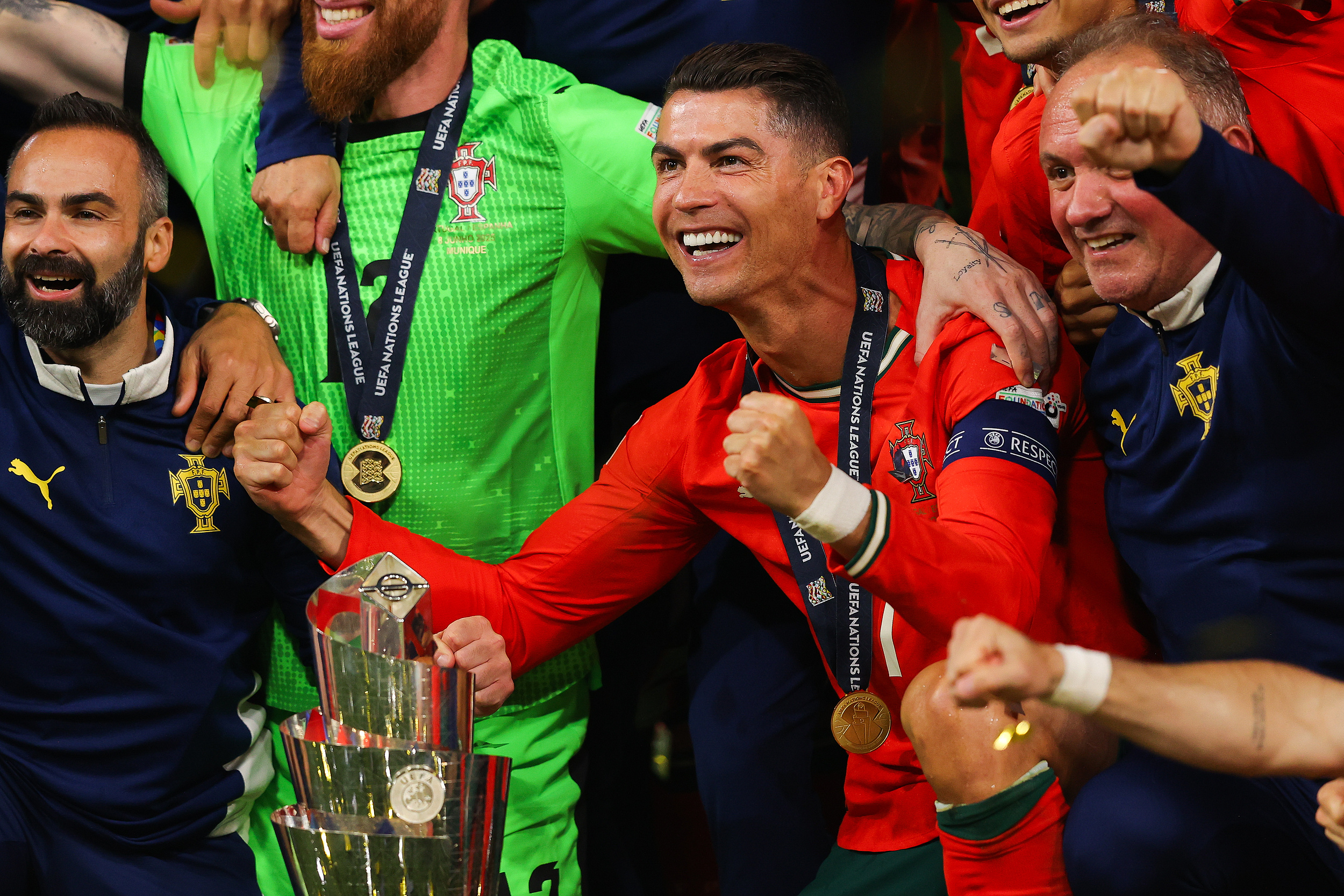 包含国家队集训备战欧预赛，全力以赴冲击冠军的词条