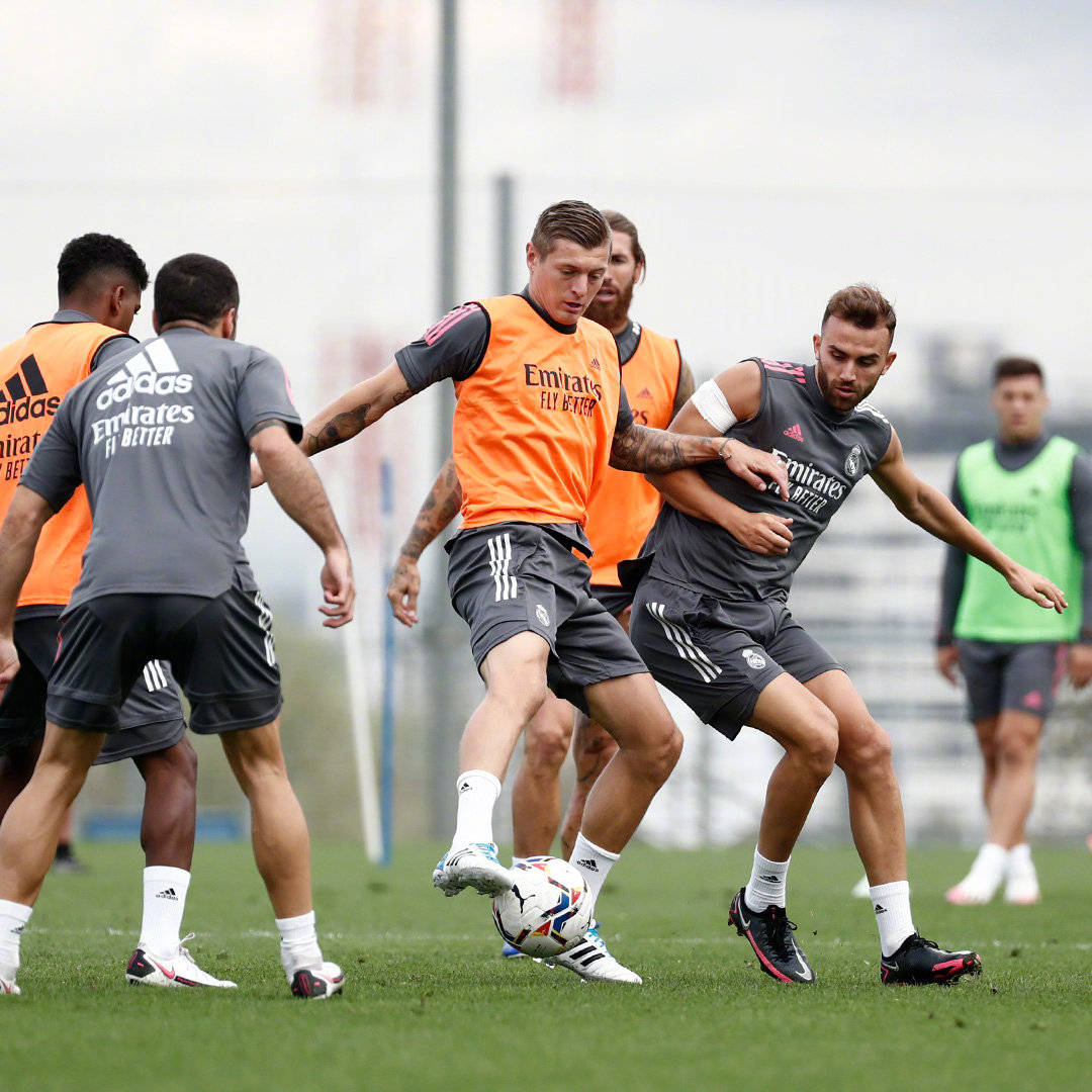 集体训练,皇马球员积极备战 集体训练,皇马球员积极备战