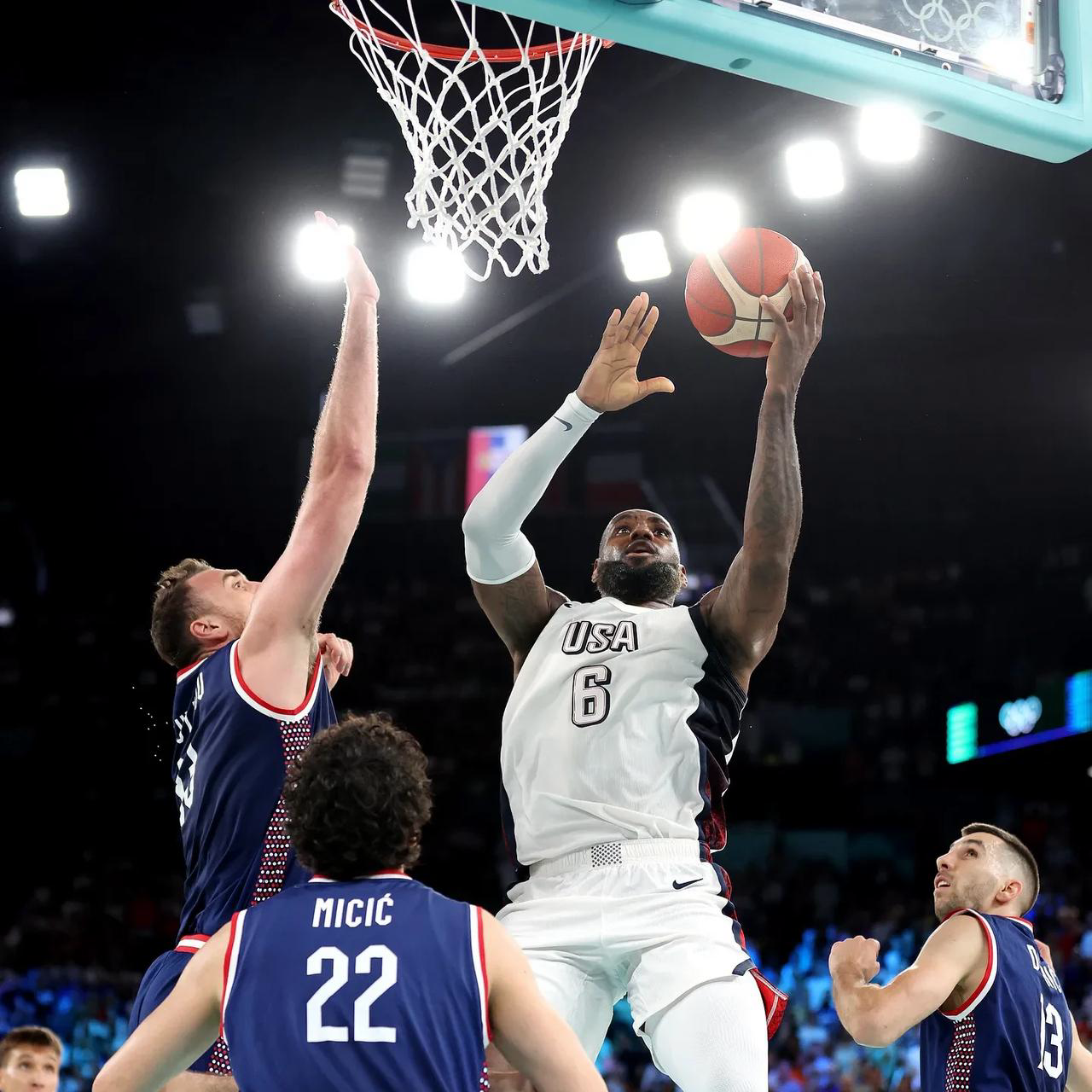 强攻王队在国际篮球大赛中抢眼